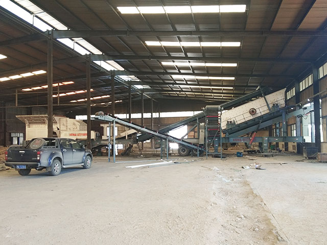 廣西年處理50萬噸環保型移動式建筑垃圾破碎生產線現場