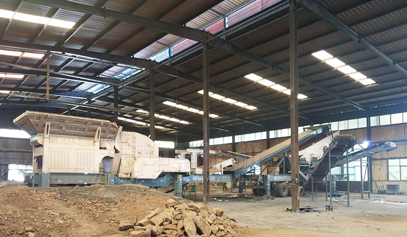 移動(dòng)式破碎站處理現(xiàn)場(chǎng)