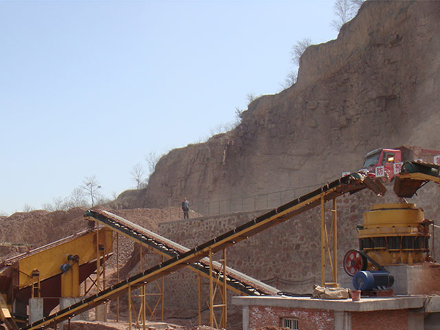 回訪鞏義紅石山時產300噸砂石破碎現場