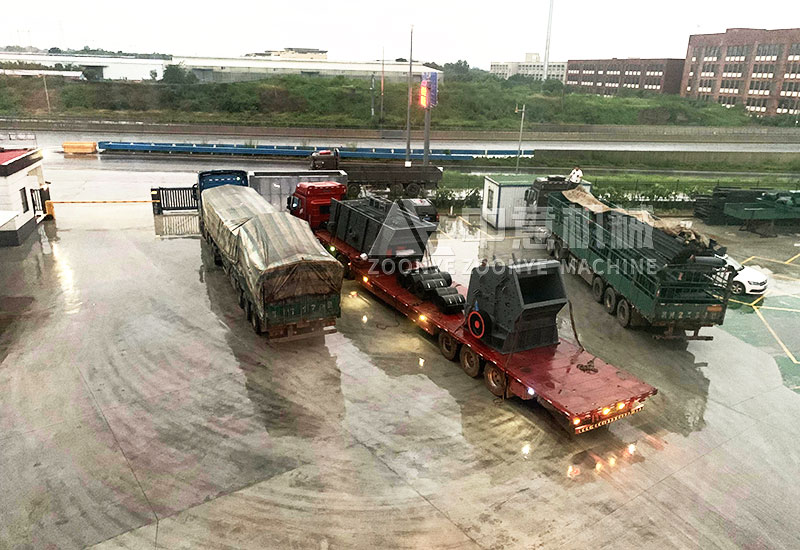 三輛大貨車已裝車完畢 準備出發.jpg